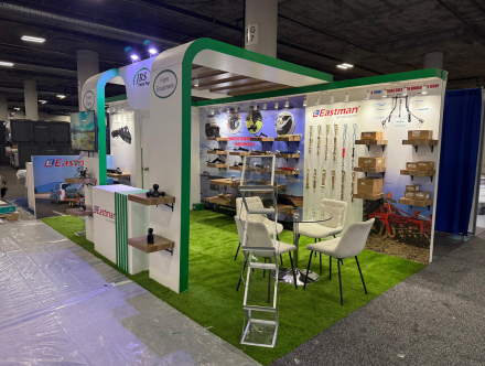 Expo fabrication for JRS & Easytom by Expo Creators features custom green flooring, shelving, and professional branding.